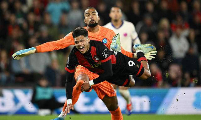 包含南安普顿客场大胜伯恩茅斯，震撼对手的词条