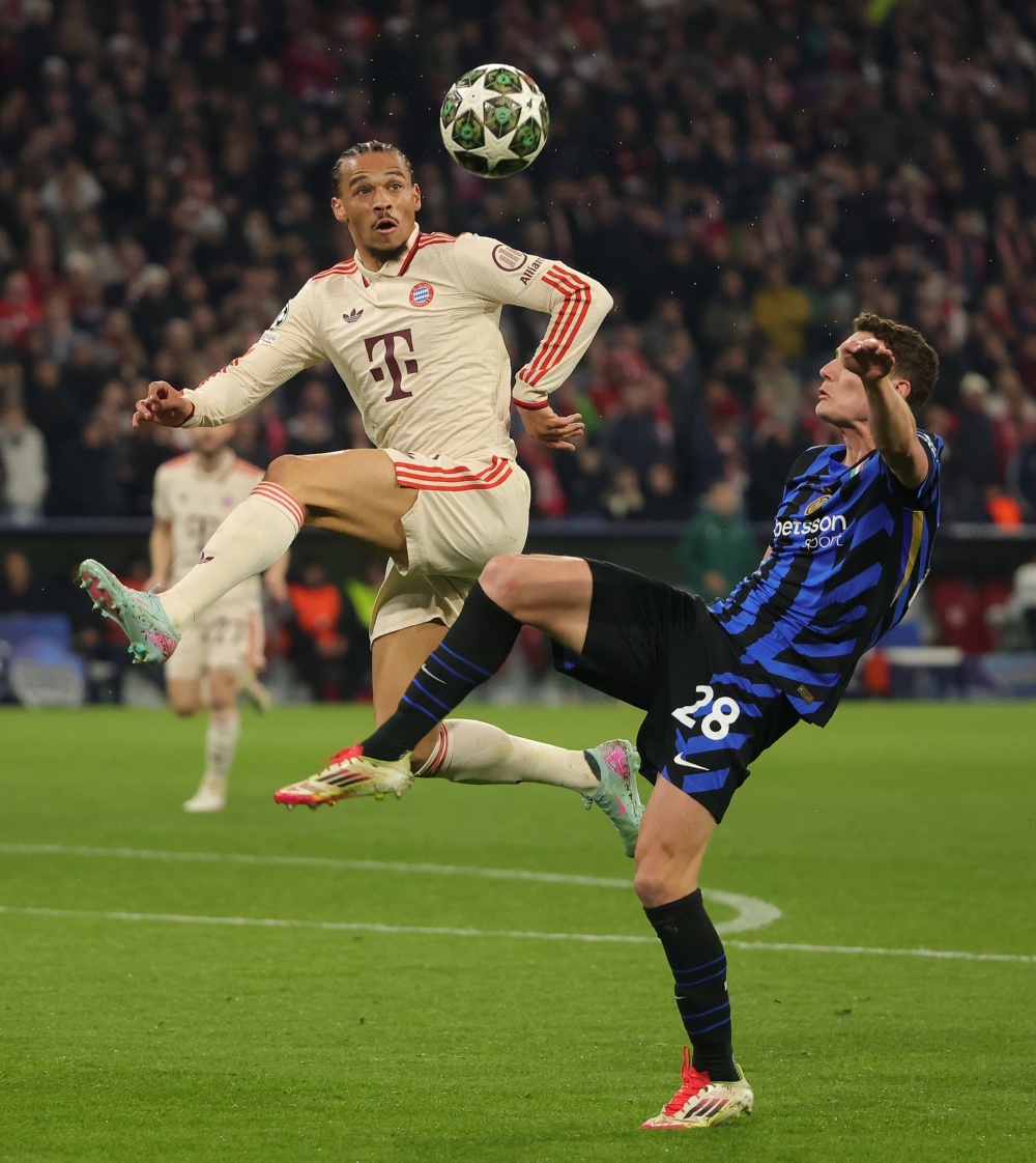 欧预赛劲敌逼近，冲刺终点昂首挺立