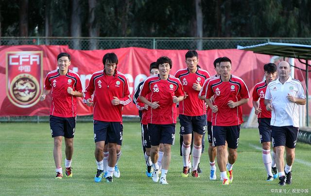 国内足球联赛热度持续升温，球队战术全面升级