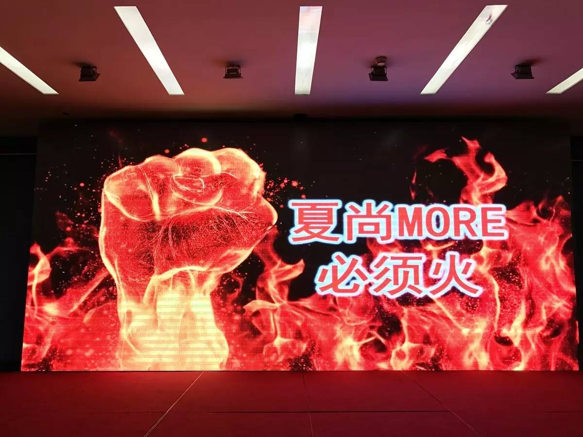 里昂阵中进攻火力全开，势不可挡