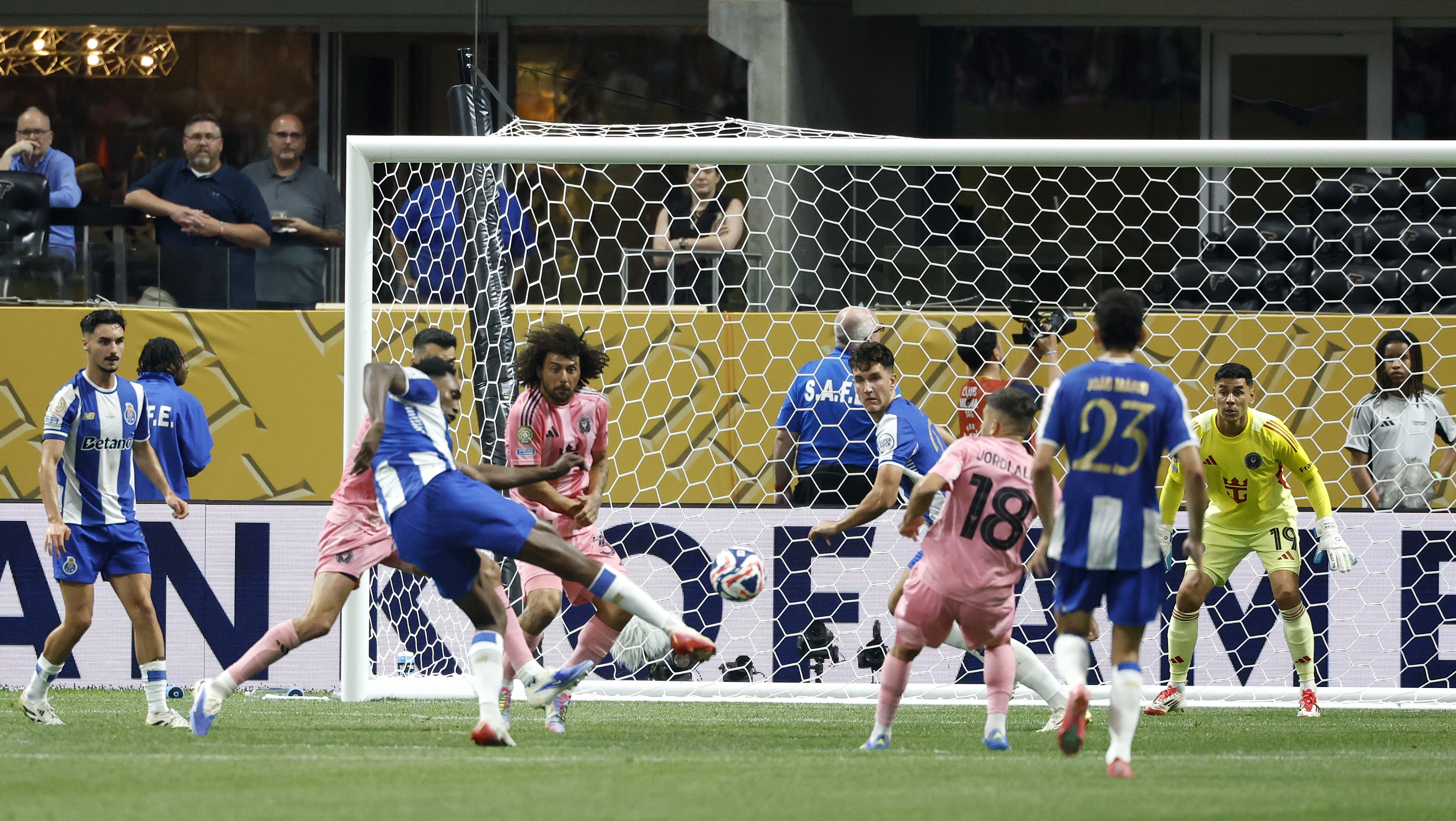 阿塞拜疆球队在国际足球比赛中战胜对手