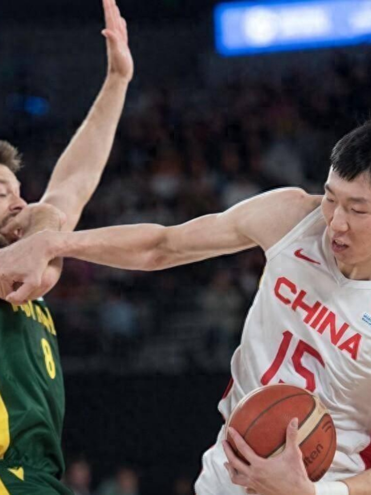 双方球队鏖战，篮球比赛悬念重重