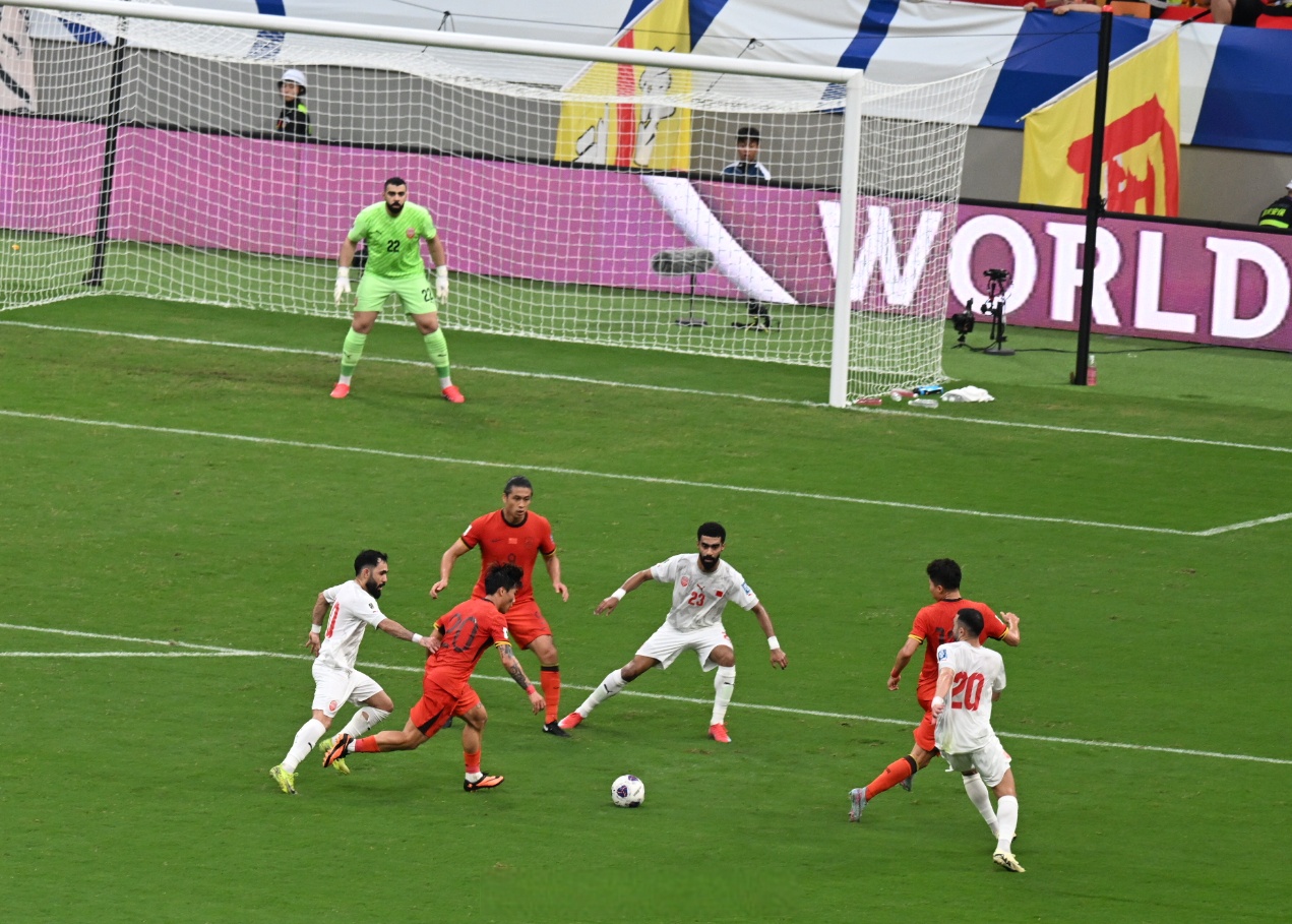 中国足球赛场上的一场紧张赛事