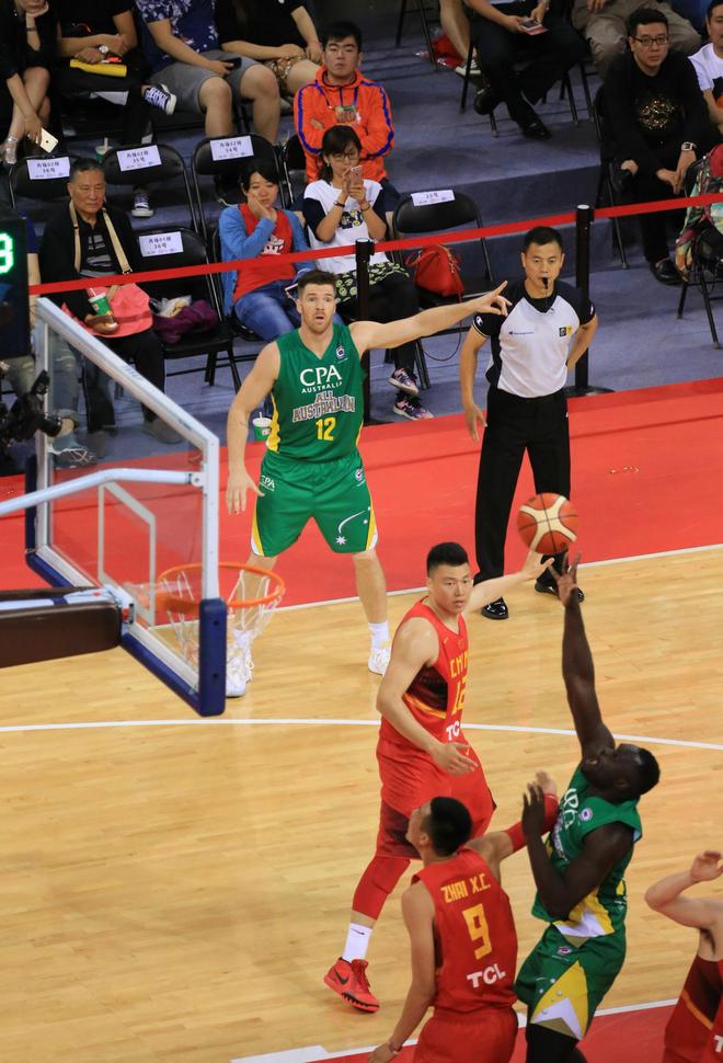 关于姚明签署合作协议，将篮球推广活动拓展至海外市场的信息