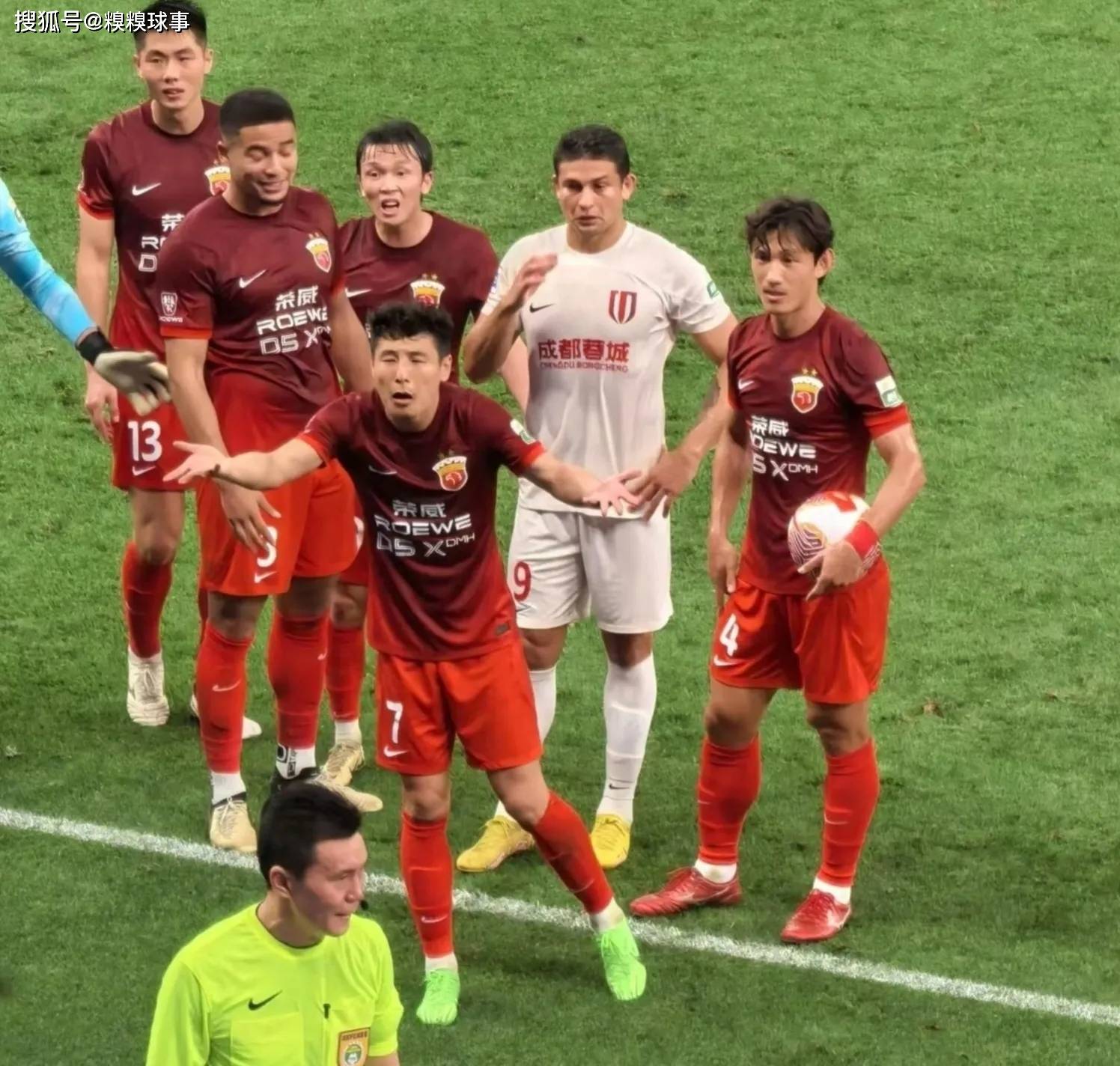 中超联赛球员技术出众，场面搜离精彩纷呈的简单介绍