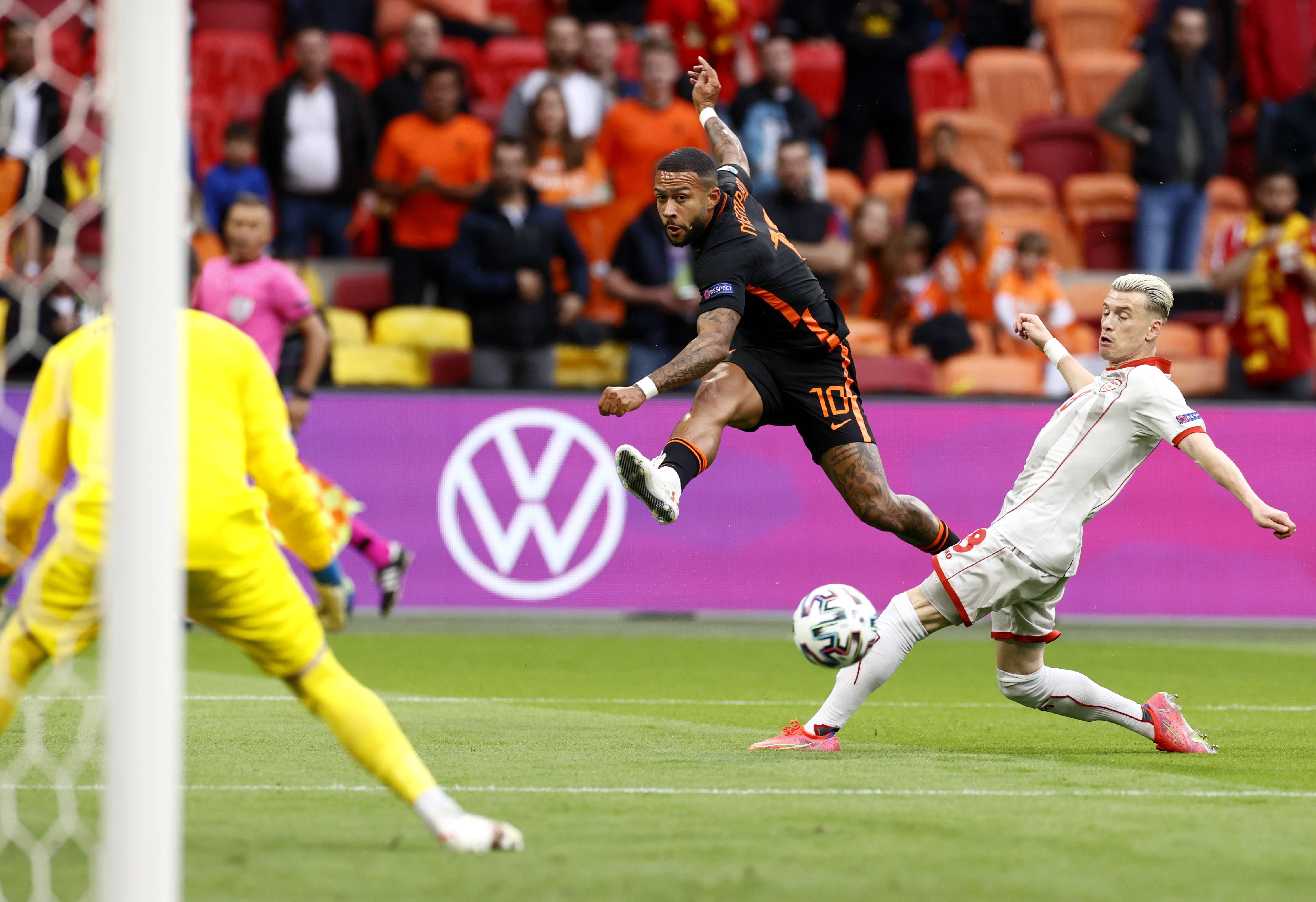 近期足球联赛比赛集锦，球员高光时刻引发热议的简单介绍