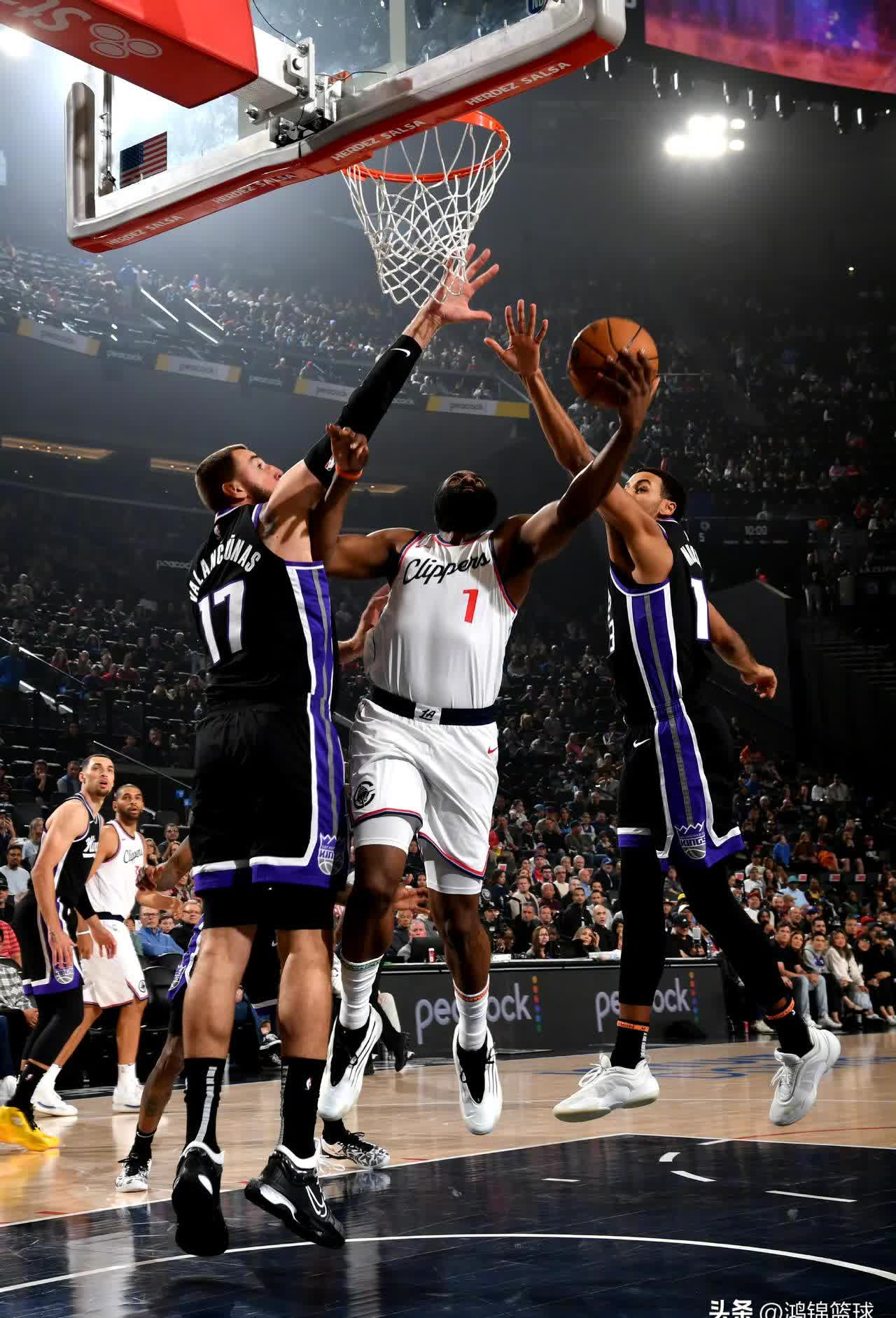 火箭擒快船取得首胜,哈登33分 火箭擒快船取得首胜,哈登33分