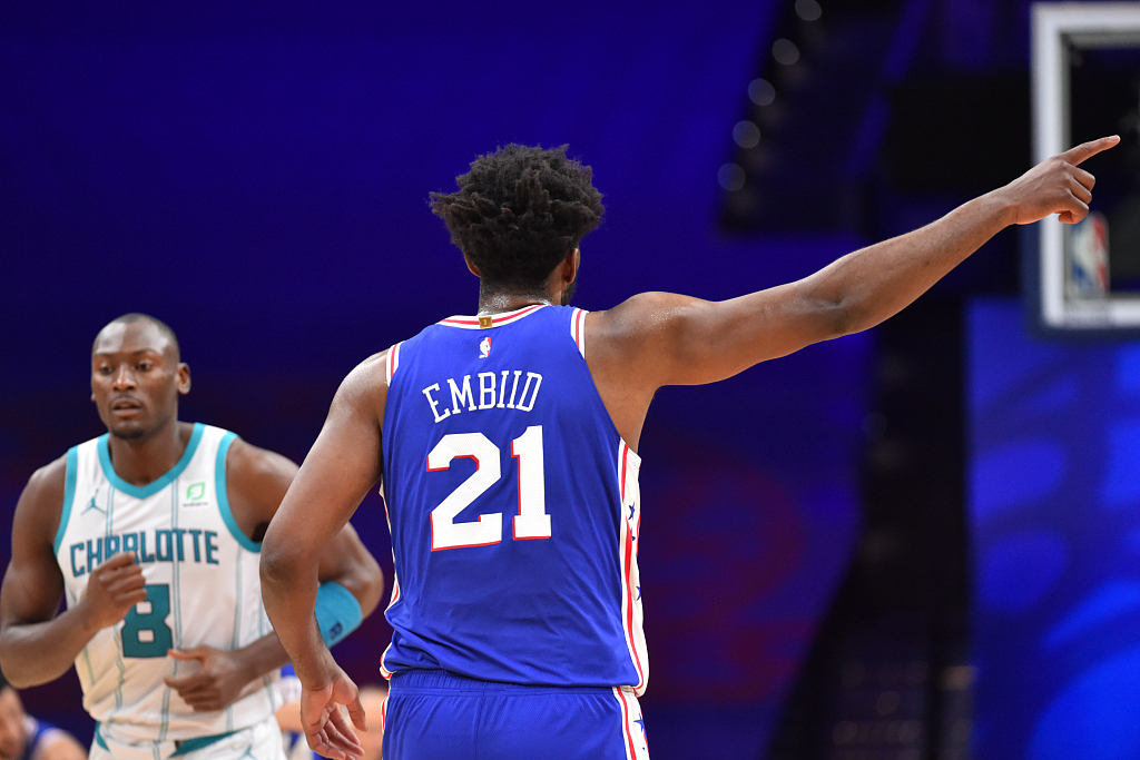 猛龙击败76人，卫冕冠军连胜领跑